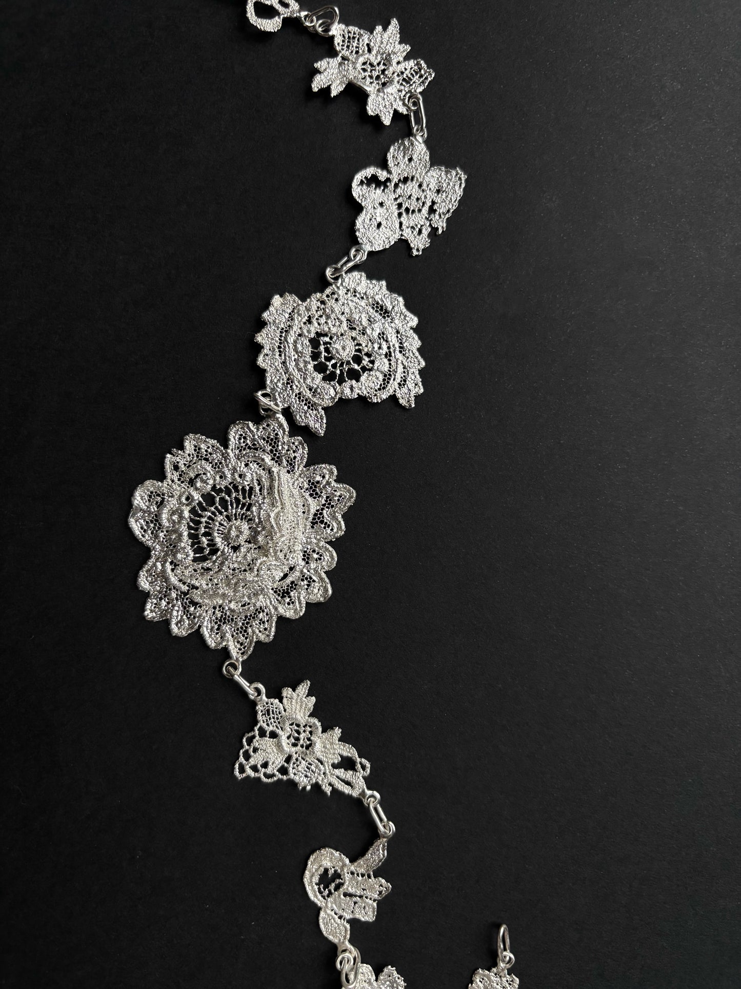 Lace flowers necklace