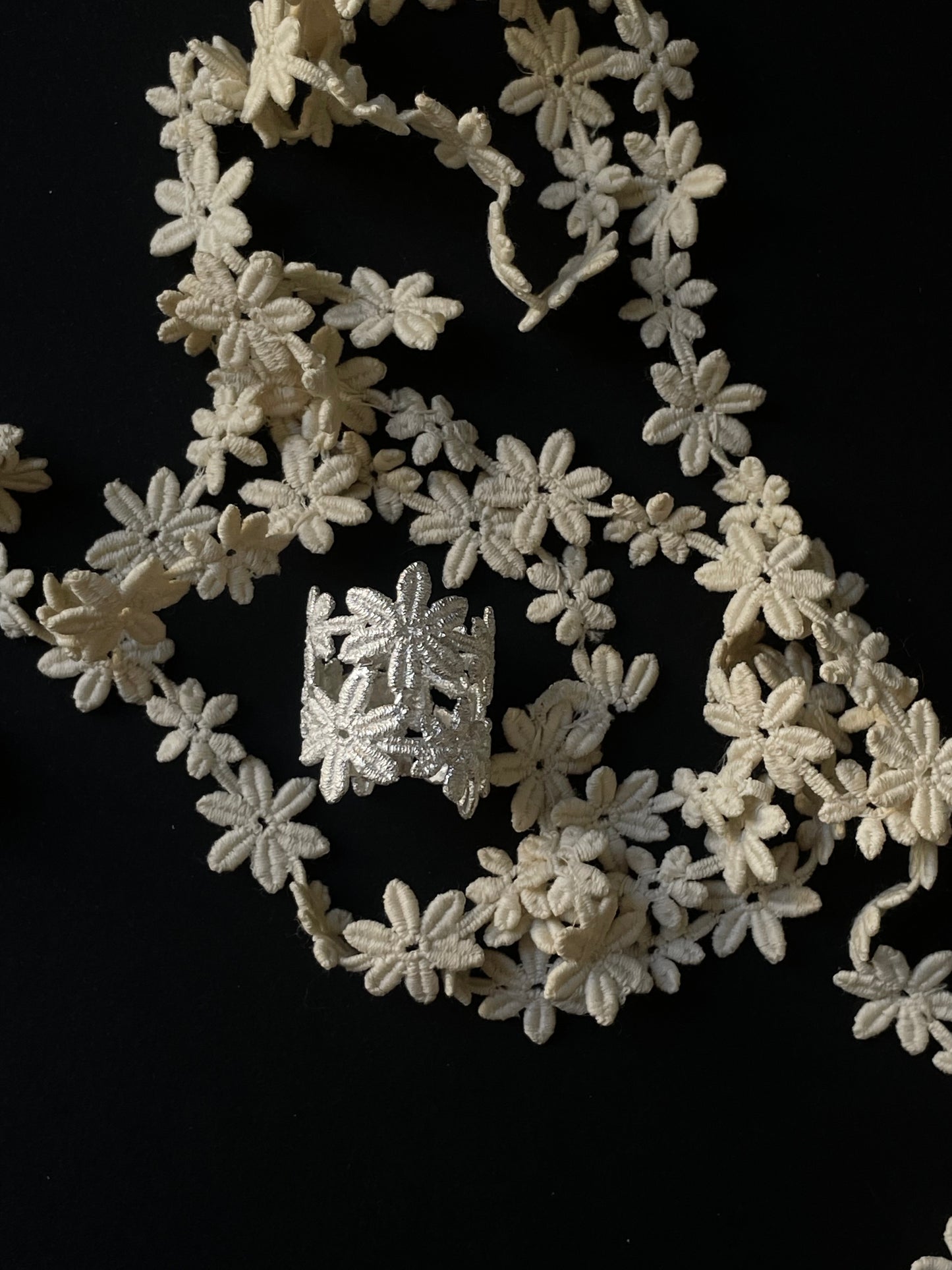 Marguerite lace ring
