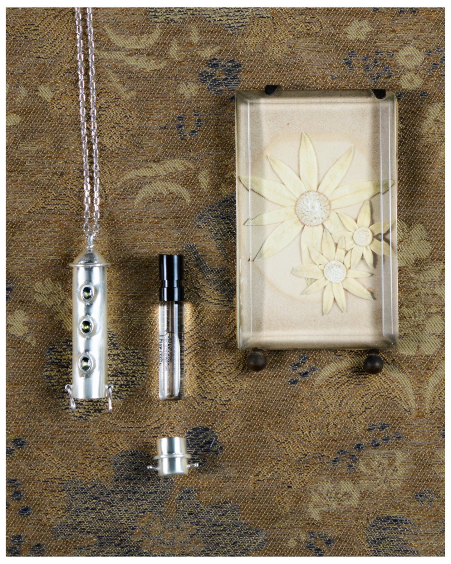 Kingdom of love perfume pendant