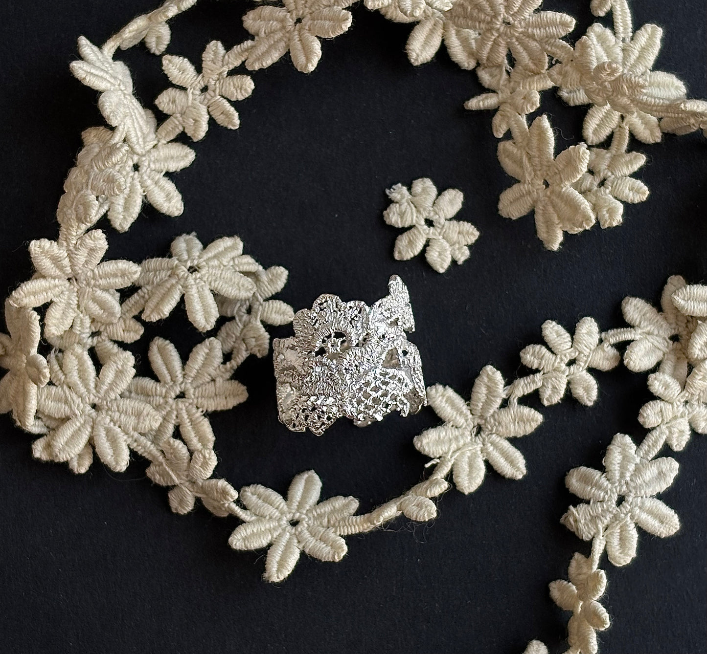 Tulip lace ring
