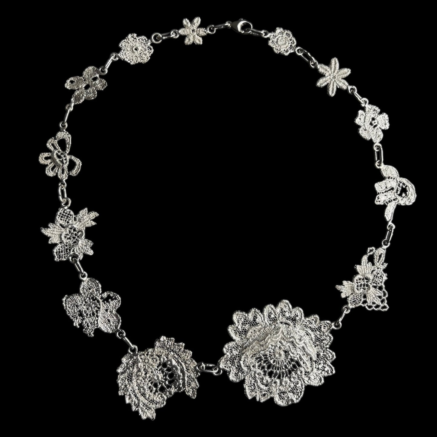 Lace flowers necklace