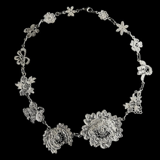 Lace flowers necklace