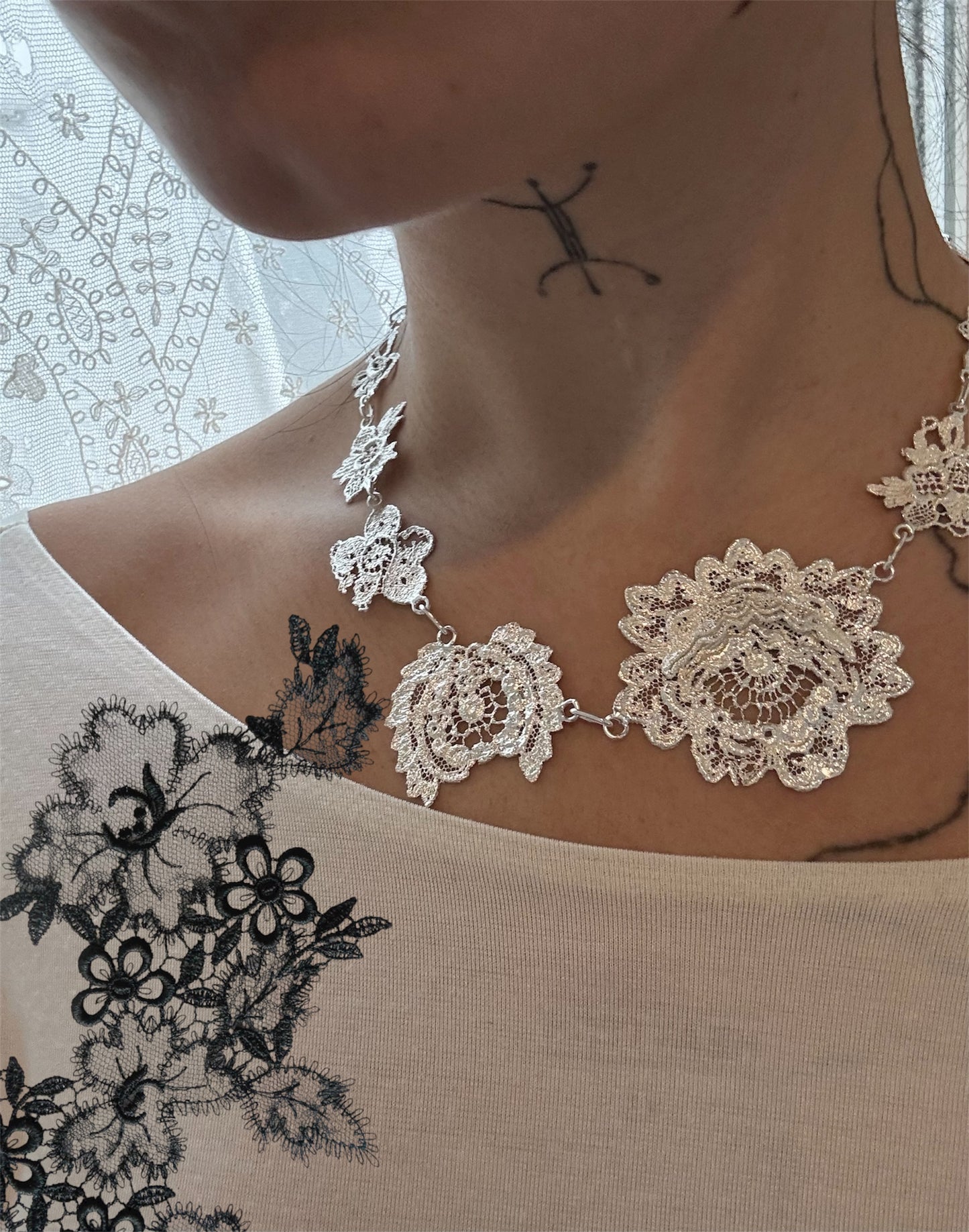 Lace flowers necklace
