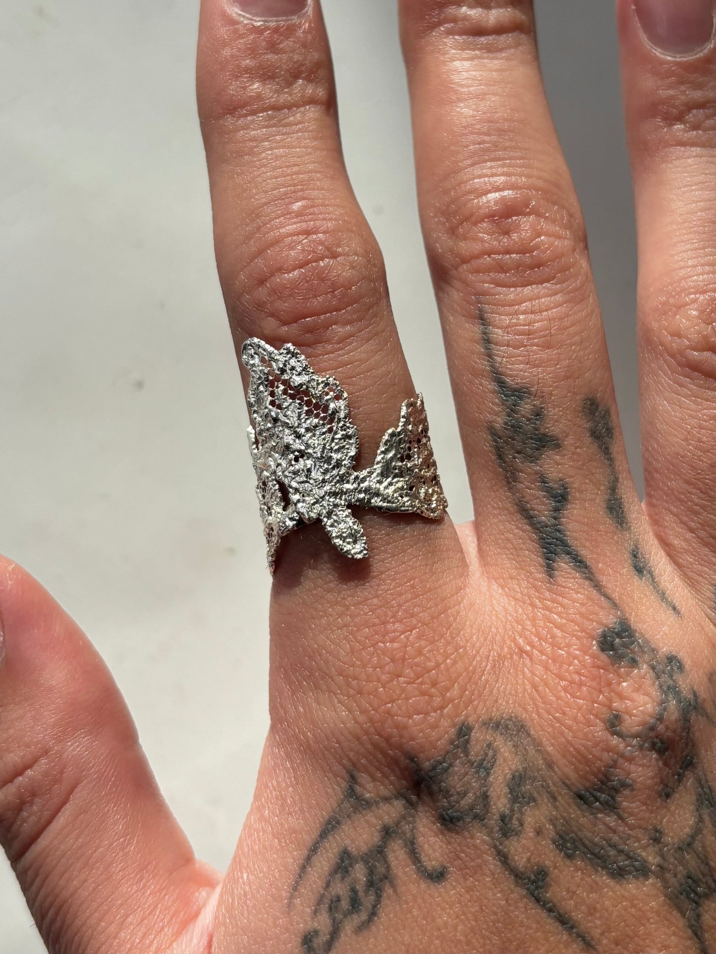 Feuilles lace ring