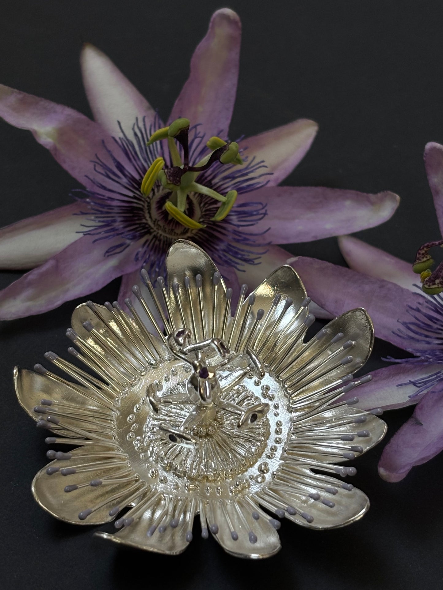 Passiflore brooch