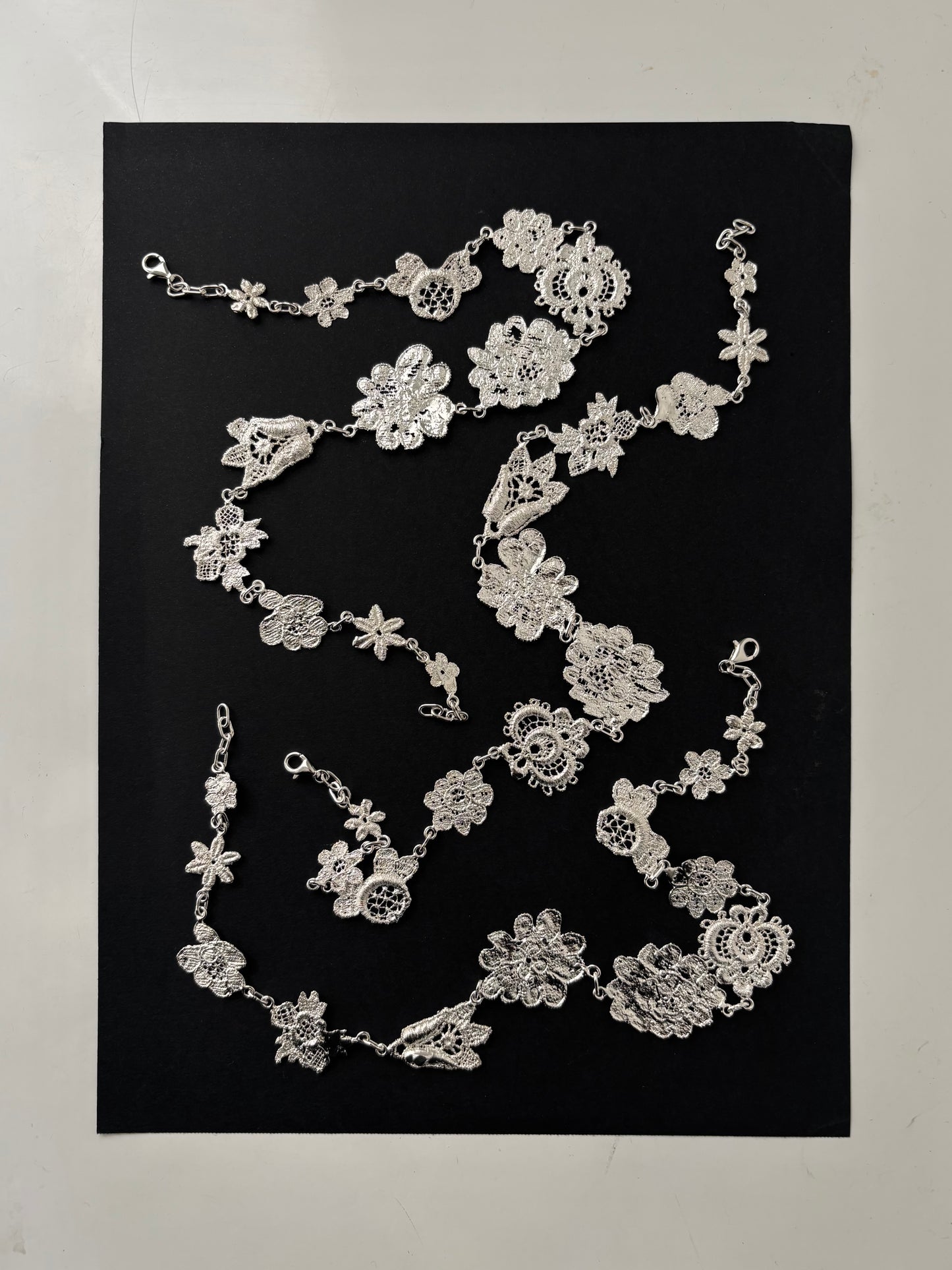 Lace flowers necklace