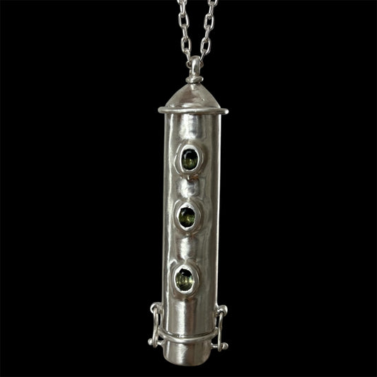 Kingdom of love perfume pendant