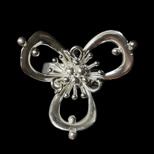 Clover ring