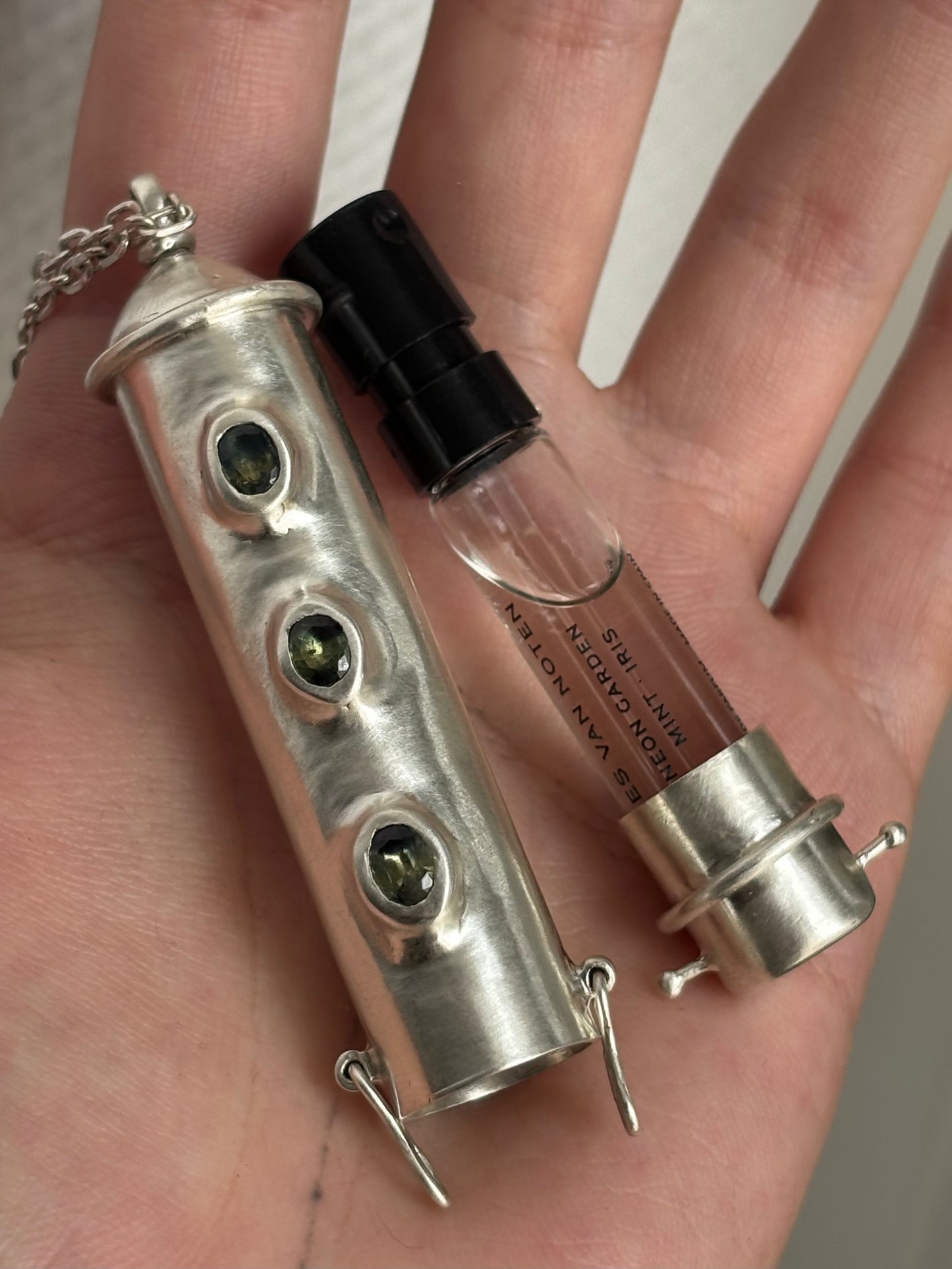 Kingdom of love perfume pendant